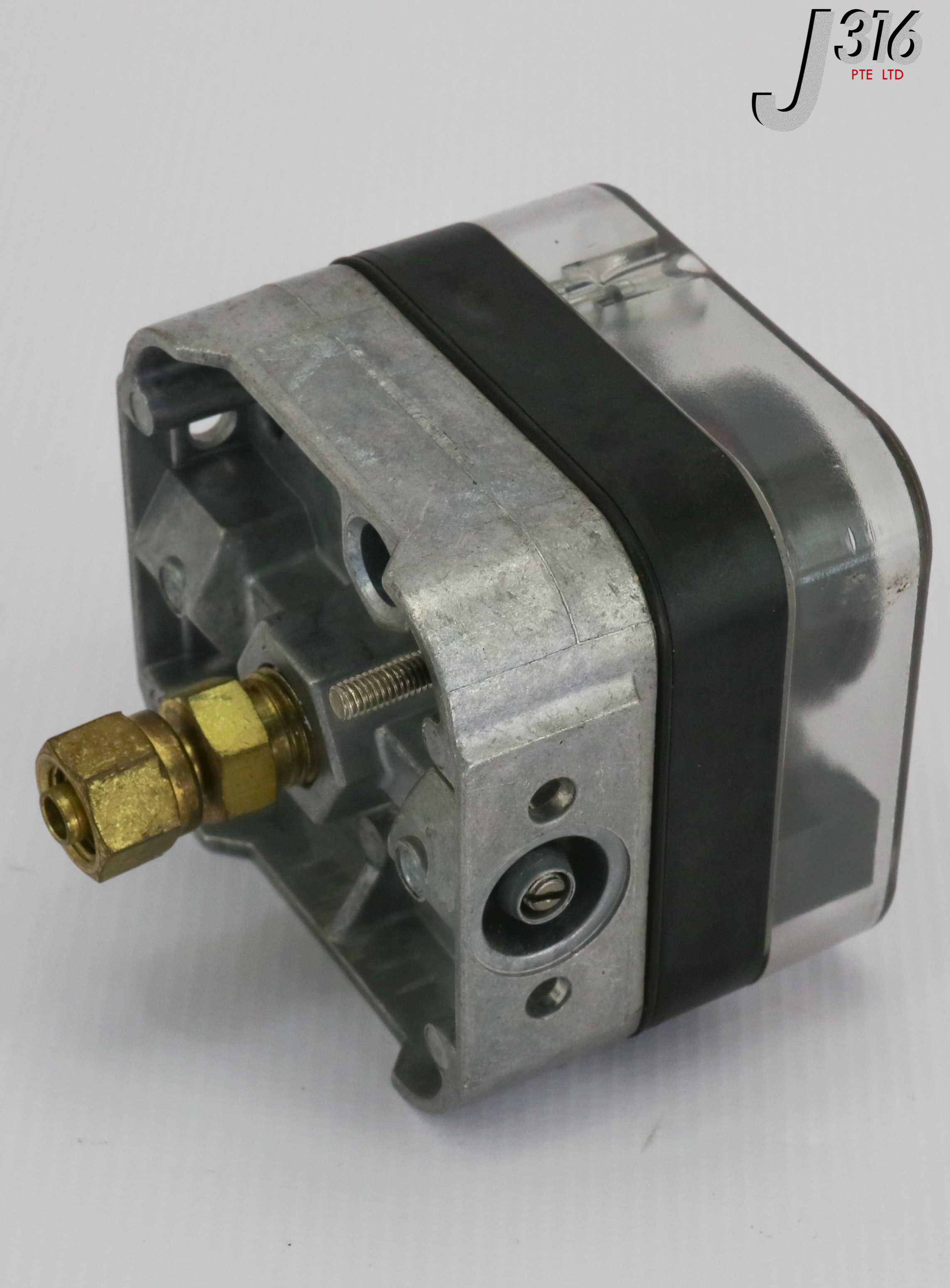 17873 KARL DUNGS PRESSURE SWITCH NEMA 4 J316Gallery